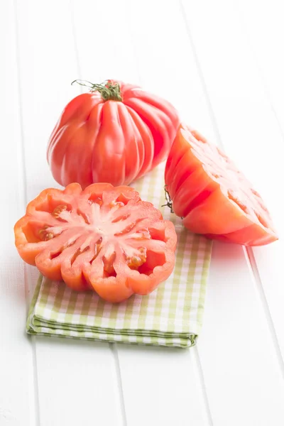 Fleischtomaten. coeur de boeuf. — Stockfoto