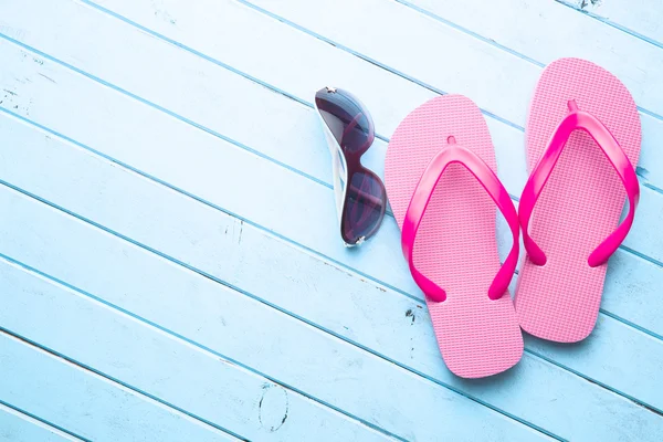 Roze slippers en zonnebril. — Stockfoto