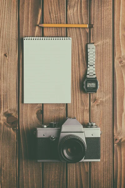 Hipster-Set: Notizbuch, Kamera und Uhr. — Stockfoto