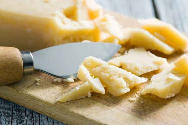 Queso parmesano con cuchillo — Foto de Stock