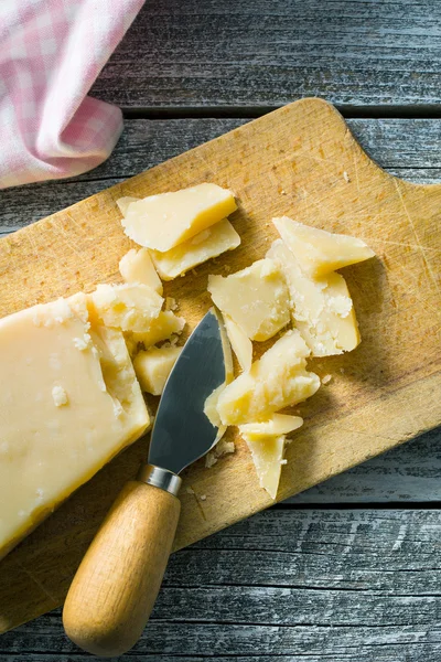 Queijo parmesão com faca — Fotografia de Stock