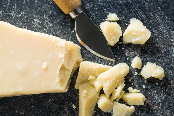 Пармезанський сир з ножем — стокове фото