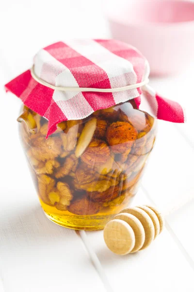 Honig und Nüsse im Glas. — Stockfoto