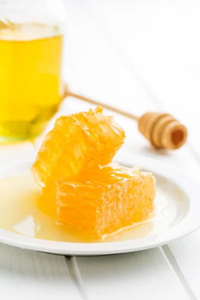 Fresh honey with honeycomb. — Stock Photo, Image