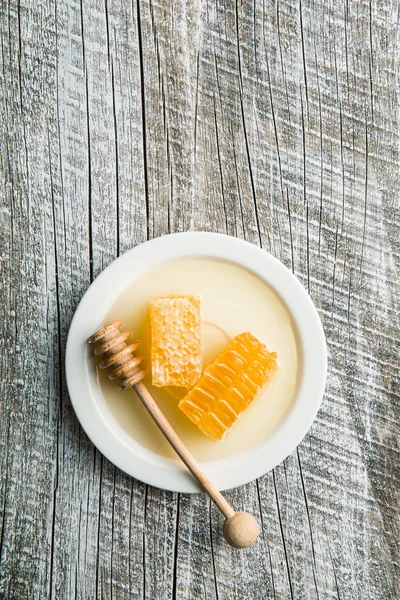Miel fresca con panal . — Foto de Stock