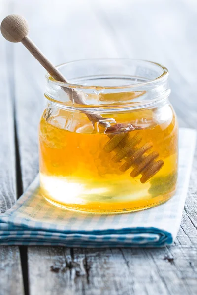 Palillo de miel de madera en tarro . — Foto de Stock