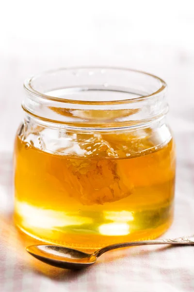 Peine de abeja en tarro con miel . Fotos De Stock Sin Royalties Gratis