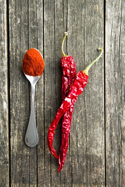 Chili papričky a sušené pepř. — Stock fotografie
