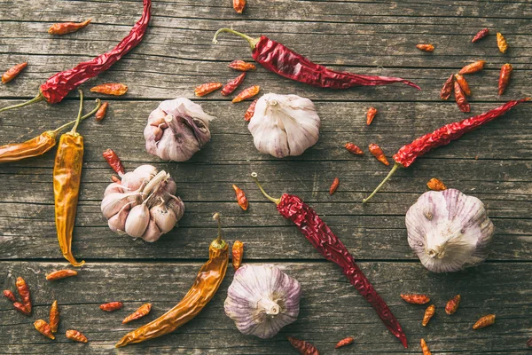 Garlic and chili peppers — Stock Photo, Image