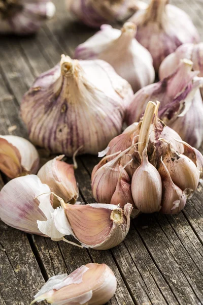 Smakelijke knoflook op houten tafel. — Stockfoto