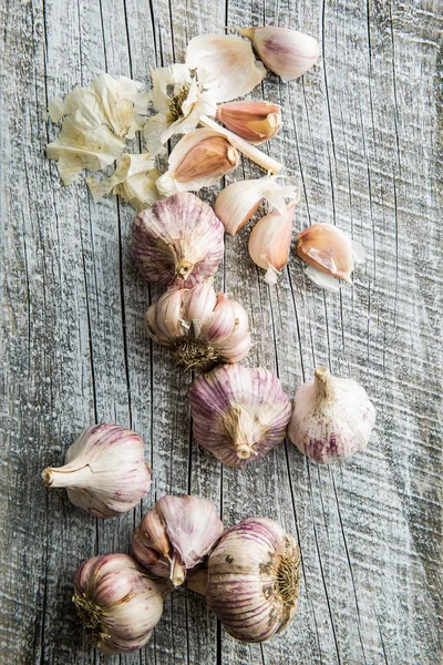 Smakelijke knoflook op houten tafel. — Stockfoto