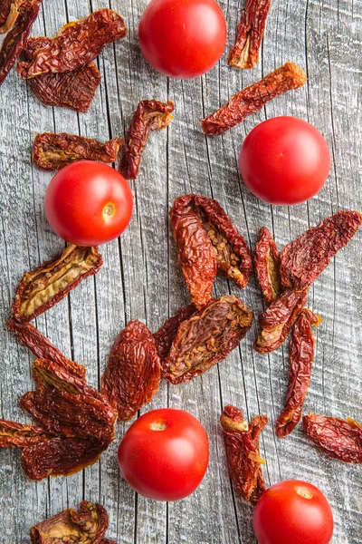 Verse en gedroogde tomaten. — Stockfoto