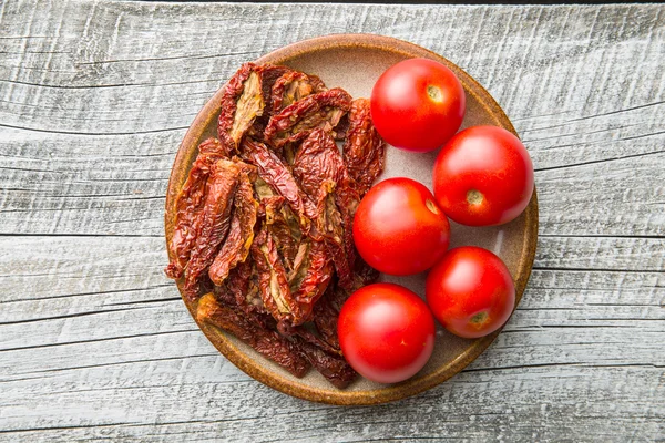 Tomates frescos y secos . —  Fotos de Stock