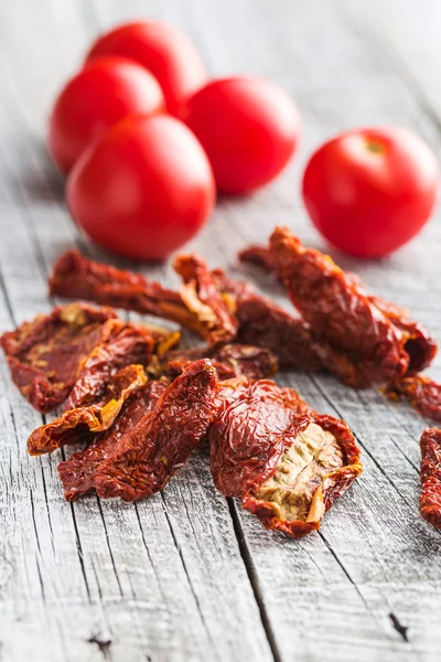 Frische und getrocknete Tomaten. — Stockfoto