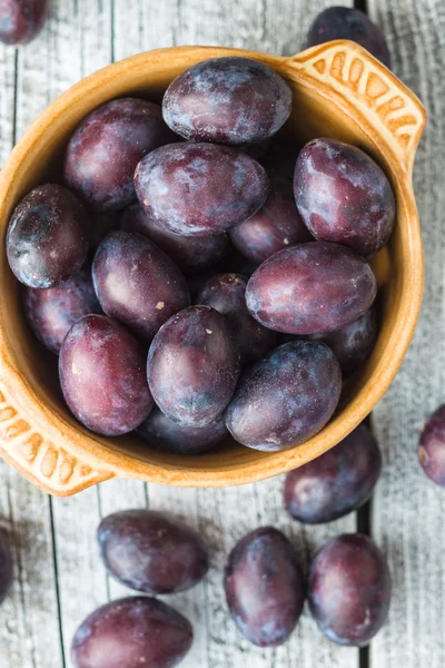 Frische Pflaumen aus dem Garten in Schale. — Stockfoto