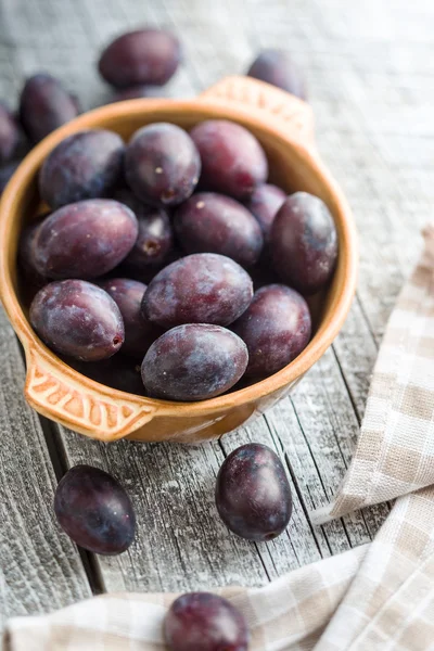 Frische Pflaumen aus dem Garten in Schale. — Stockfoto