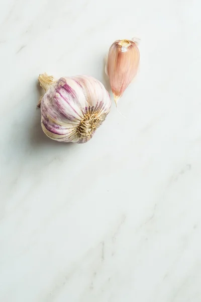 在厨房的桌子上的新鲜大蒜. — 图库照片