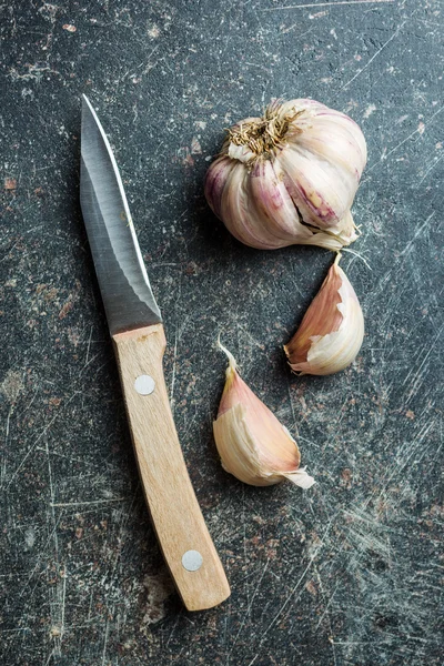 Der frische Knoblauch mit Messer. — Stockfoto