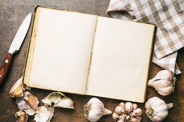 Livro de receitas em branco e alho . — Fotografia de Stock