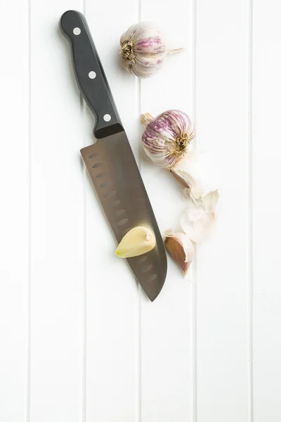 Ξεφλουδισμένες σκόρδο στο μαχαίρι — Φωτογραφία Αρχείου