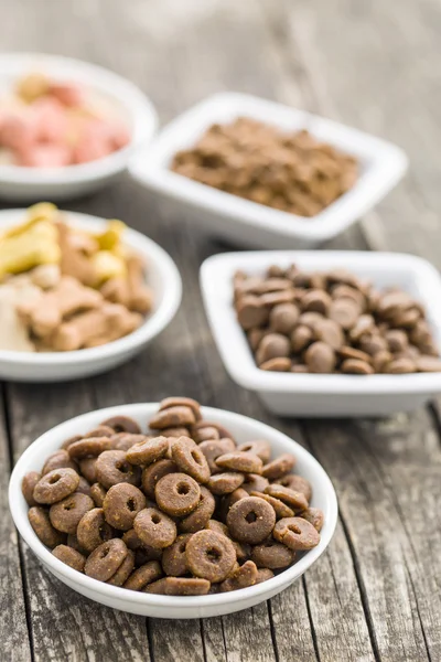 Diferentes alimentos para perros . — Foto de Stock