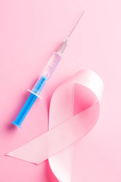 Pink ribbon and syringe. — Stock Photo, Image