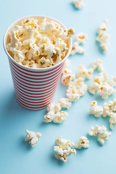 Popcorn w papier cup — Zdjęcie stockowe