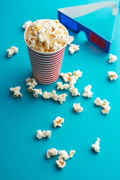 Popcorn i okulary 3D. — Zdjęcie stockowe