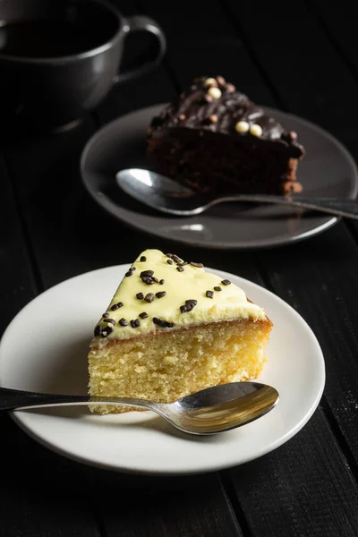 Zitronen Und Schokoladenkuchen Auf Dessertteller Auf Schwarzem Tisch — Stockfoto