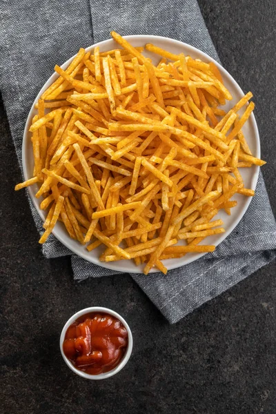 Batatas Fritas Mini Batatas Fritas Ketchup Mesa Preta Vista Superior — Fotografia de Stock