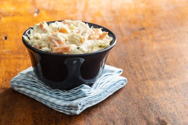 Coleslaw 白菜碎 胡萝卜碎 蛋黄酱放在木桌碗里 — 图库照片