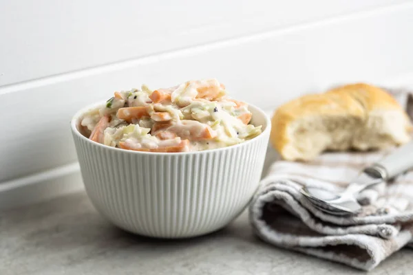 Koolsla Salade Van Versnipperde Witte Kool Geraspte Wortel Met Mayonaise — Stockfoto