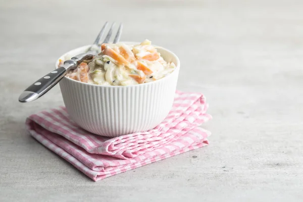 Coleslaw 입니다 양배추를 썰어서 샐러드와 체크인 그릇에 마요네즈를 곁들인 당근을 — 스톡 사진