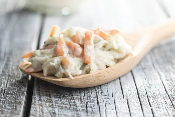 Koolsla Salade Van Versnipperde Witte Kool Geraspte Wortel Met Mayonaise — Stockfoto
