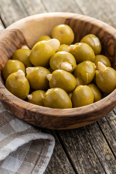 Aceitunas Verdes Sin Hueso Rellenas Almendras Tazón Sobre Una Mesa —  Fotos de Stock