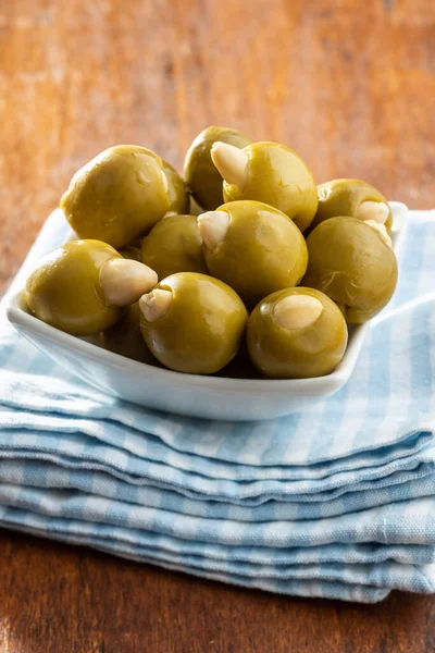 Aceitunas Verdes Acolchadas Rellenas Almendras Tazón Una Servilleta Cuadros —  Fotos de Stock