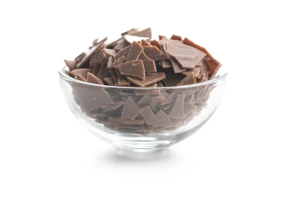 어두운 초콜릿을 그릇에 배경에 초콜릿 조각들이 — 스톡 사진