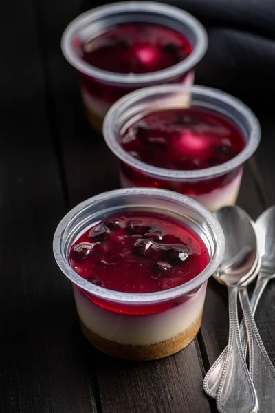 Lief Dessertje Cheesecake Cup Zwarte Houten Tafel — Stockfoto