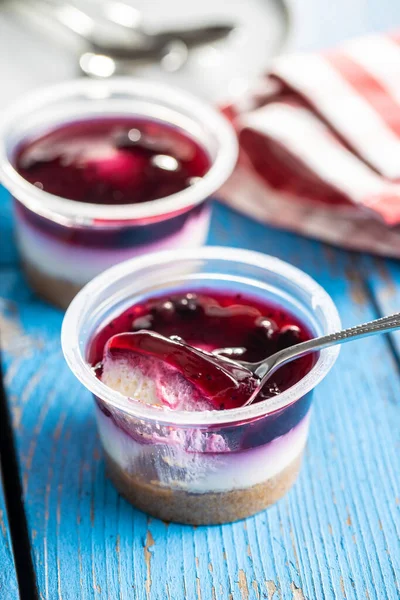 Süßes Dessert Käsekuchentasse Auf Blauem Tisch — Stockfoto