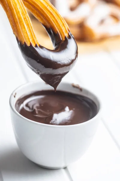 Вкусные Жареные Чуррос Шоколадным Соусом — стоковое фото