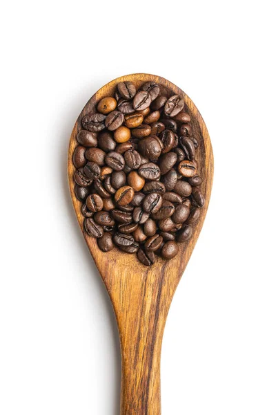 Pražená Kávová Zrna Dřevěné Lžíce Izolované Bílém Pozadí — Stock fotografie