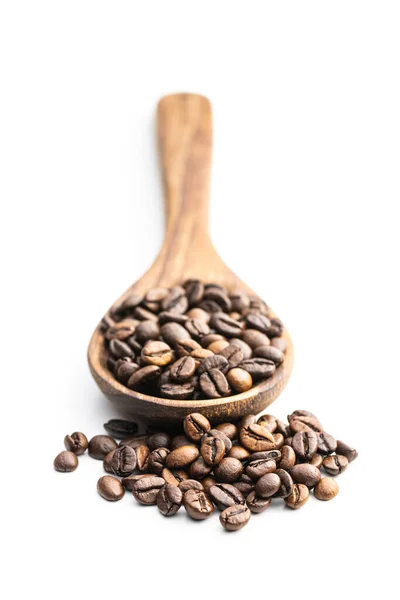 Geröstete Kaffeebohnen Auf Holzlöffel Isoliert Auf Weißem Hintergrund — Stockfoto