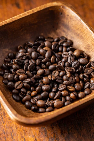 Geröstete Kaffeebohnen Holzschale Auf Holztisch — Stockfoto