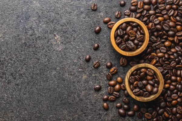 Ahşap Kasede Kavrulmuş Kahve Çekirdekleri Üst Görünüm — Stok fotoğraf