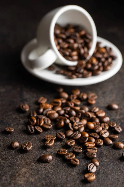 Geroosterde Koffiebonen Zwarte Tafel — Stockfoto