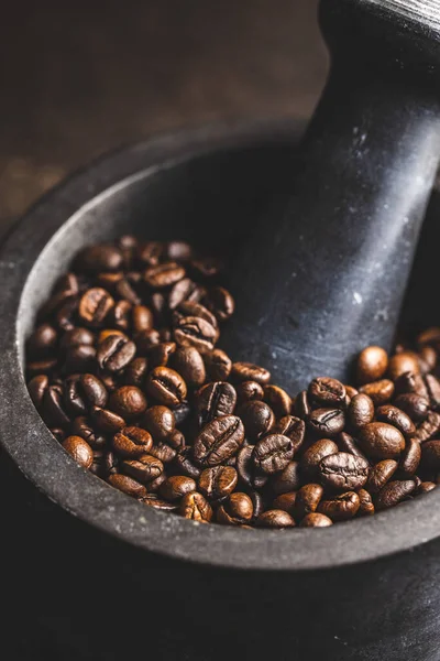 Geroosterde Koffiebonen Mortel Zwarte Tafel — Stockfoto