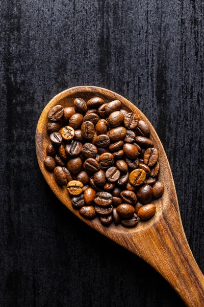 Geroosterde Koffiebonen Een Houten Lepel Bovenaanzicht — Stockfoto