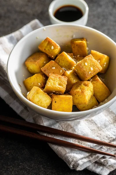 Dobbelstenen Van Gebakken Tofu Schaal — Stockfoto