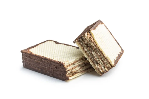白い背景に隔離されたチョコレートクリームが充填されたクリスピーウェーハビスケット — ストック写真