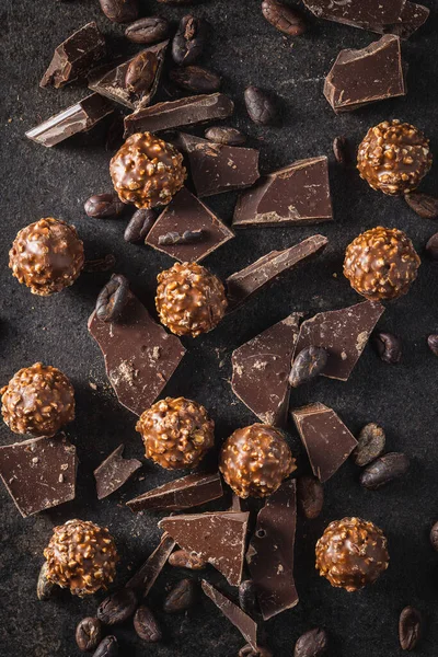 甘いチョコレートトリュフ ブラックテーブルの上にダークチョコレートとおいしいベルギーの原理ボール トップ表示 — ストック写真